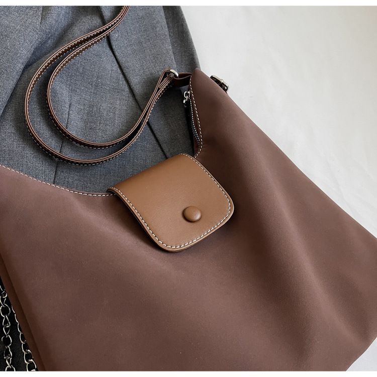 This year's popular large capacity spliced multifunctional shoulder bag 2024 trend three types of back method chain_voghion.com