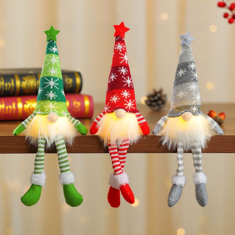 Adorno navideño de peluche con forma de estrella y copo de nieve a rayas LED, color rojo, verde y gris, sentado y con patas largas._voghion.com