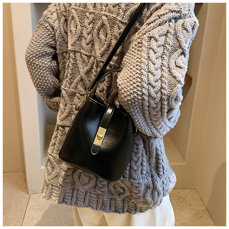 Borsa da donna nuova borsa a tracolla a mano versatile e retrò dal design di nicchia da donna di fascia alta per l'autunno e l'inverno alla moda_voghion.com