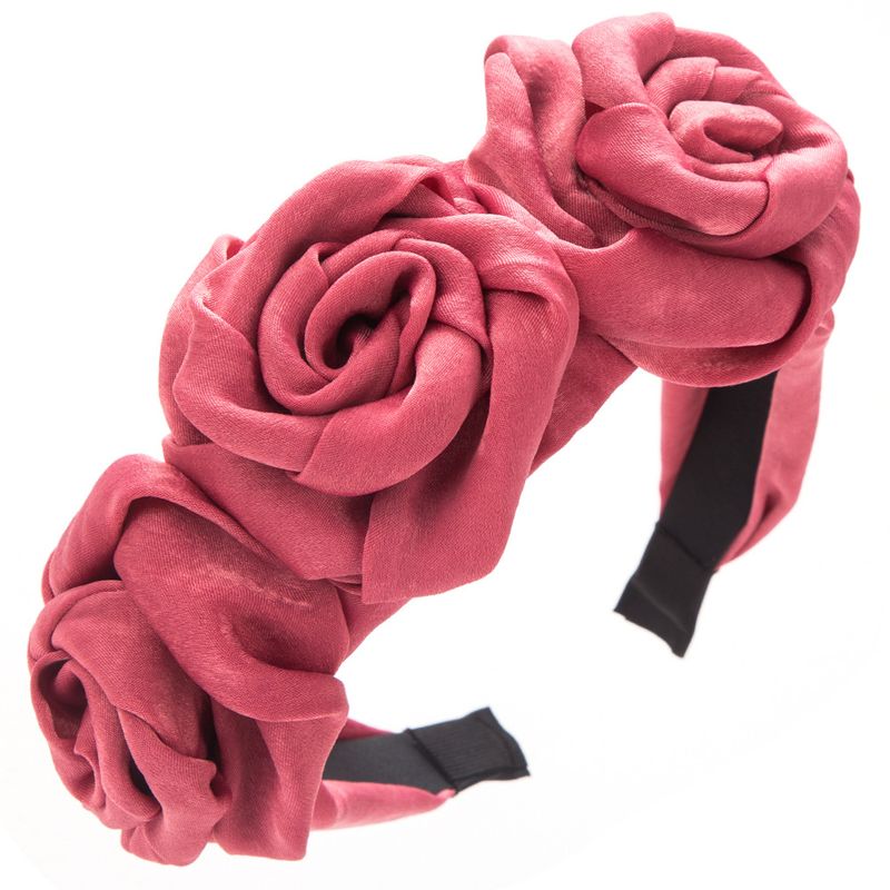 Nuove fasce per capelli in tessuto di rose fatte a mano con fiori finti da donna, che emanano un'atmosfera sofisticata ed elegante per_voghion.com