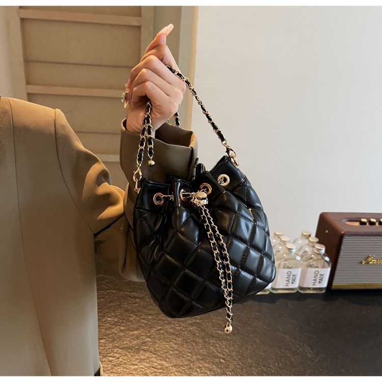 Damen Bucket Bag Diamond Chain Crossbody Bag Kleine Bucket Bag mit Kordelzug Leichte, luxuriöse, runde Bucket Bag Umhängetasche Crossbody Bag Frau_voghion.com