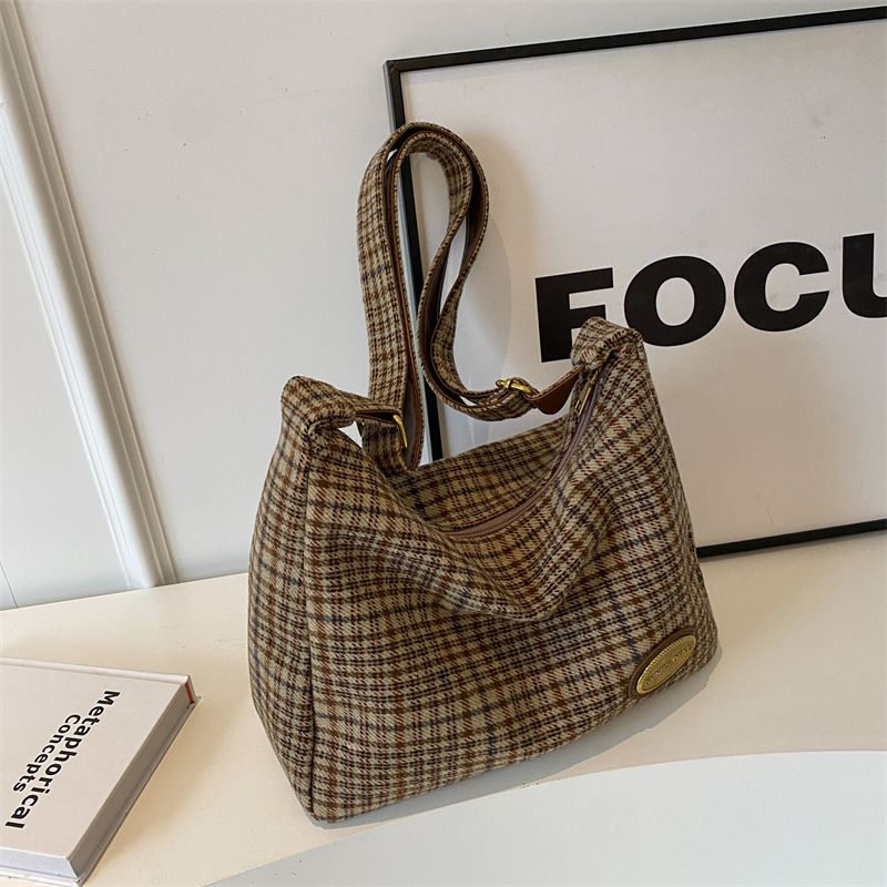 Nuova borsa a tracolla in stile americano per donna, borsa a tracolla in lana scozzese autunnale e invernale, zaino per ragazze alla moda di nicchia_voghion.com