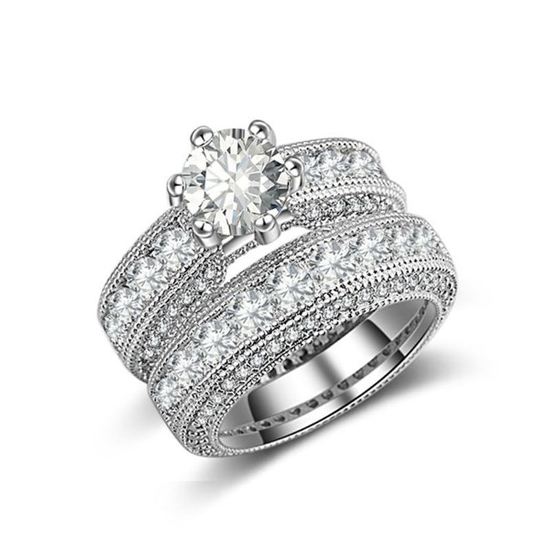 Ready Stock 2024 Neue funkelnde Silberfarbe Zirkonia Eheringe Set für Frauen Elegante Paare Verlobungsring Bankett Party_voghion.com