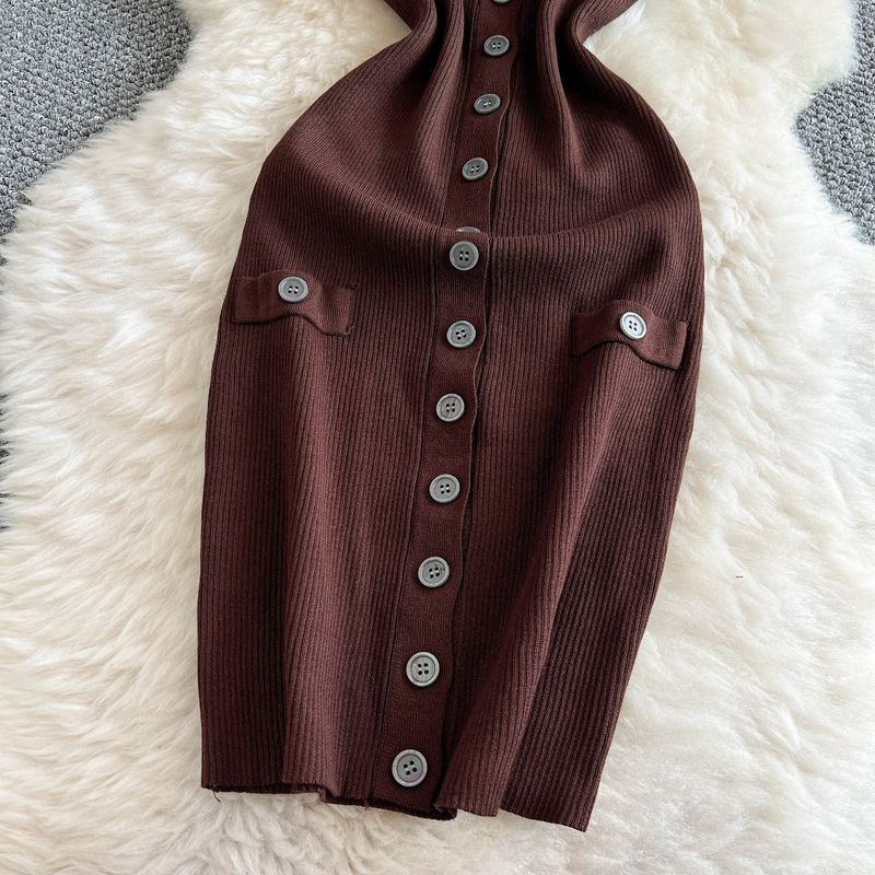 Abito da donna in maglia retrò, senza maniche, con scollo rotondo, vestibilità attillata, monopetto, gonna aderente con cintura sui fianchi, lunghezza media_voghion.com