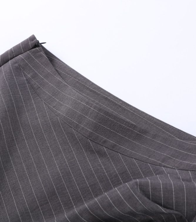 Completo elegante con camicia a maniche lunghe e gonna a righe slim fit, primavera estate 2025_voghion.com