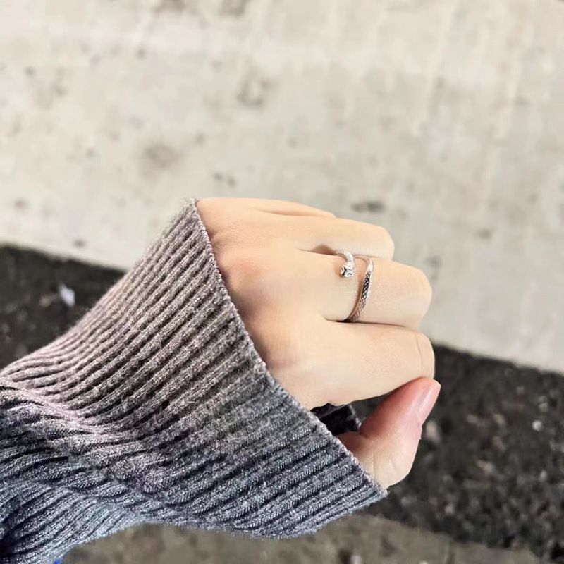 Anello in argento alla moda a forma di serpente retrò, stile punk regolabile, gioielli da donna 2024_voghion.com