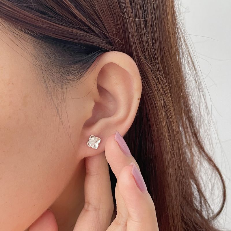 Tiqi Argento puro 999 Temperamento semplice Fiore di ciliegio per le donne Dolce e squisito Fibbia a vite Foro per l'orecchio Fiore_voghion.com