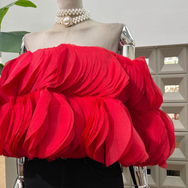 Kadın Giyim Moda Gösterisi Stili Düşük Kesimli Straplez Kısa Üst ve Düz Renk Streç Şort Takımı - Nefes Alabilir Polyester, Rahat Kesim (Beyaz/Kırmızı/Siyah)_voghion.com