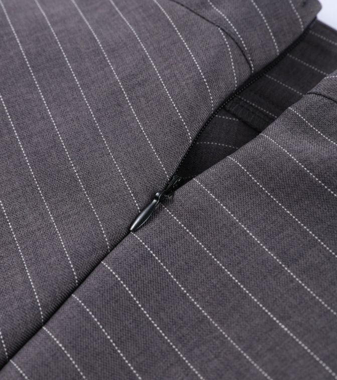 Completo elegante con camicia a maniche lunghe e gonna a righe slim fit, primavera estate 2025_voghion.com