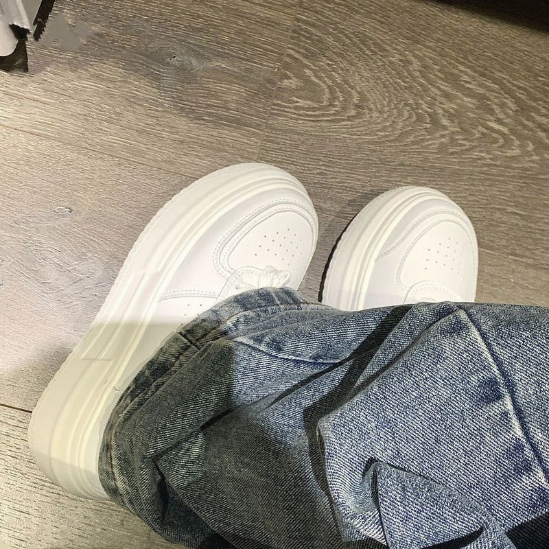 Witte platform sneakers voor dames 2025 Nieuwe ademende stijl Trendy nicheontwerp Hoogteverhogende plank Student_voghion.com