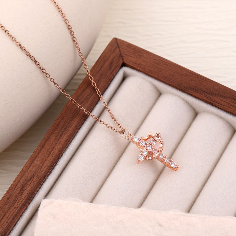 Collana con corona e croce girevole per donna, moda di nicchia, ciondolo in acciaio al titanio di alta qualità, leggero_voghion.com