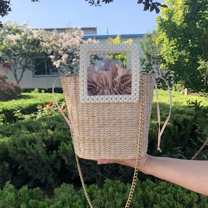 Borsa a tracolla con catena e tracolla singola in paglia intrecciata con manico in perle estive da donna_voghion.com