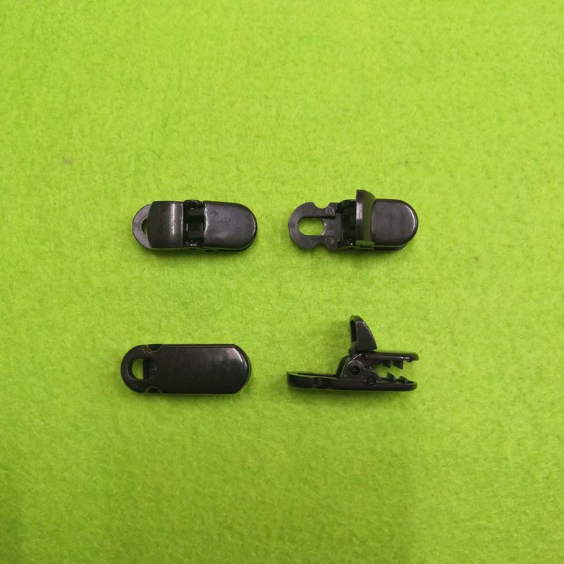 Clipe de cartão de etiqueta de plástico de fábrica, clipe de crachá de plástico de duas peças pode fazer cores preto e branco_voghion.com
