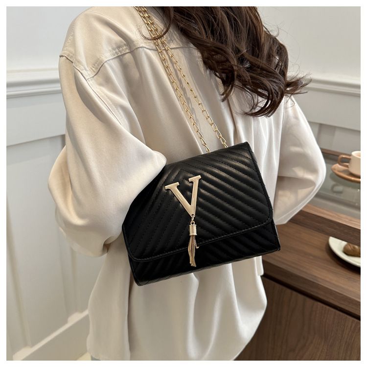 Borsa a tracolla con decorazione a V con nappe ricamate, semplice e versatile, da donna, modello 2024_voghion.com