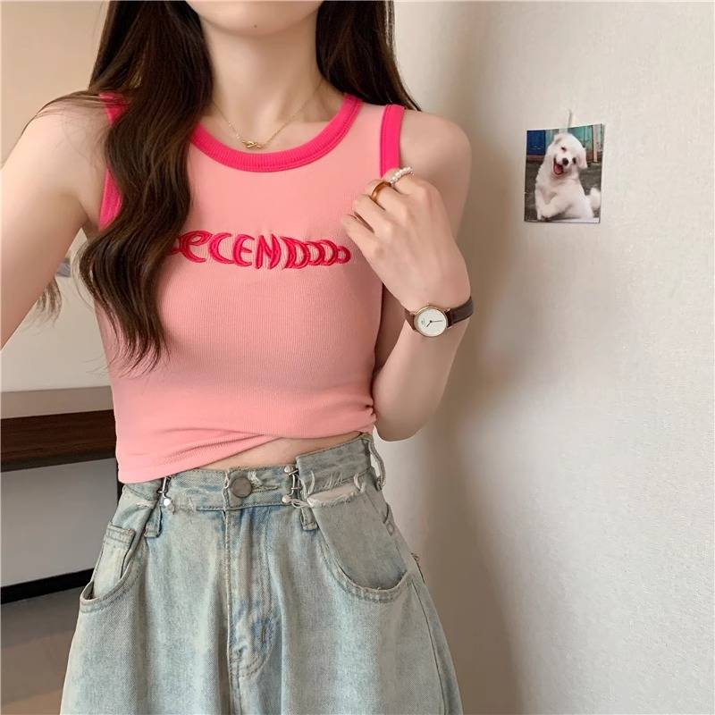 Yllään Camisole-toppi, plus-kokoinen tyttö kuuman tytön kanssa, jolla on dopamiinihihaton toppi kesällä_voghion.com