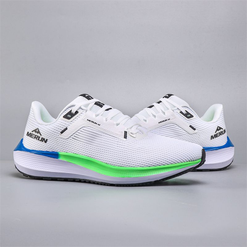 Oddychające buty do biegania wykonane z siateczki i wyposażone w miękkie, elastyczne wkładki zapewniają wygodę i wszechstronne dopasowanie_voghion.com