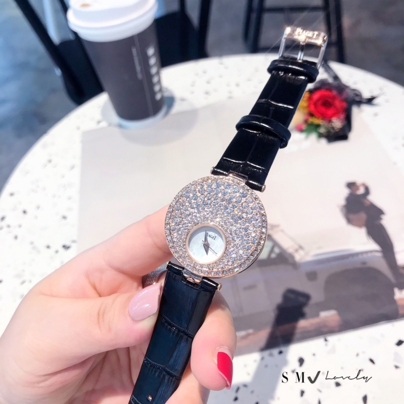 Un lato dell'orologio è tempestato di diamanti disposti da piccoli a grandi, creando un effetto sunburst; Dimensioni: 35 mmOrologi da donna_voghion.com
