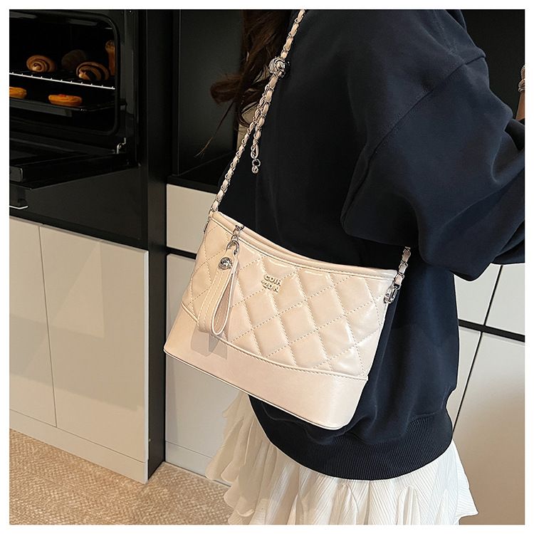 Borsa a tracolla piccola casual con trama semplice per donna, nuova e popolare borsa a secchiello con catena di diamanti, alla moda_voghion.com