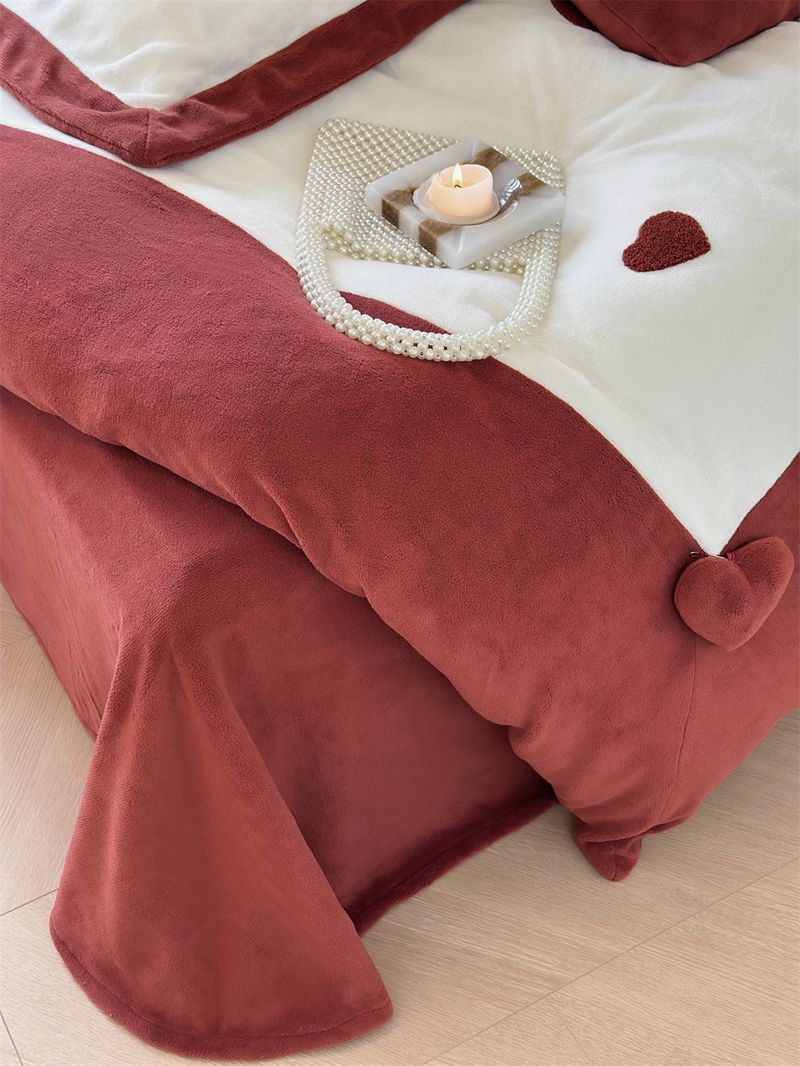 Nuovo set di quattro pezzi in velluto di latte ricamato con cuore rosso, autunno/inverno 2025, copripiumino in caldo pile di corallo_voghion.com