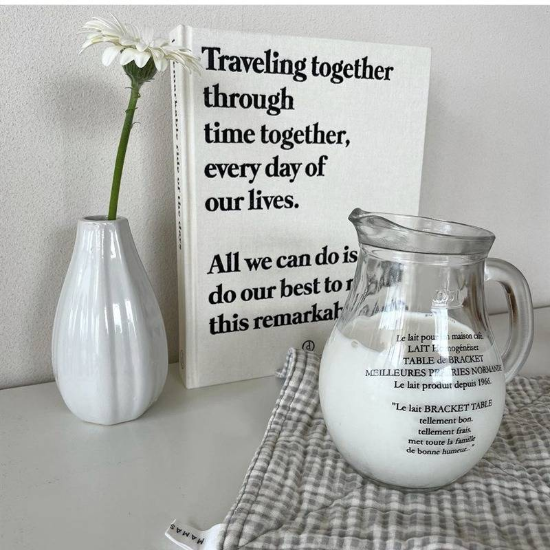 Blogueuse rétro française avec la même bouilloire en verre, tasse à café et pot à lait épaissi_voghion.com