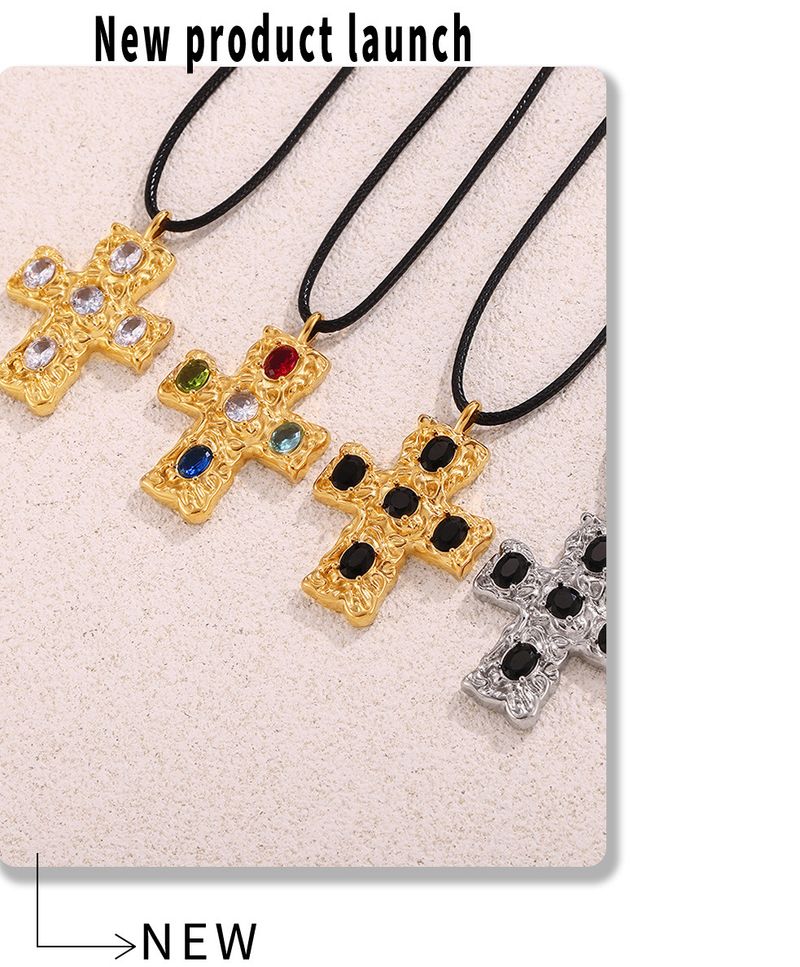 Colar com pingente em cordão encerado, cruz cravejada com padrão de martelo e design quadrado de açúcar, com zircônias incrustadas. Acessório feminino que não desbota._voghion.com