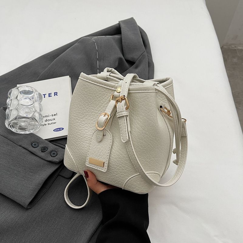 Design di nicchia alla moda per le donne 2023 Nuova borsa a tracolla versatile con tracolla singola sottobraccio_voghion.com