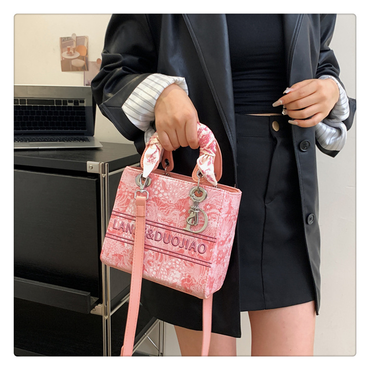 Avanceret broderi håndholdt Daifei taske til kvinder 2023 Nyt efterår/vinter lille design mode en skulder crossbody taske Dai Fei Bao_voghion.com