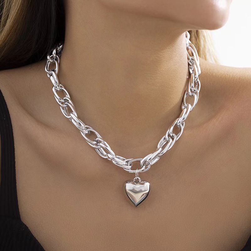 Cold Style Hollow Out Thick O-shaped Necklace With Exaggerated Love And Niche Pendant Accessories_voghion.com
