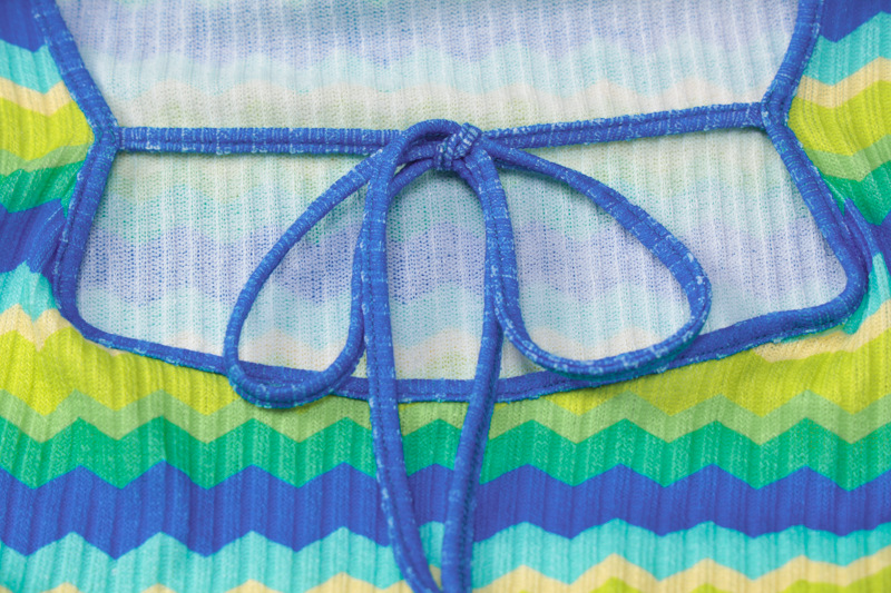 Abito da donna con maniche lunghe color caramella e lacci sul retro che perdono_voghion.com