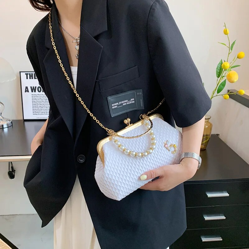 2023 frauen Französisch Minderheit Schulter Gold Umhängetaschen Mode Perle Kette Shell Clip Kleine Handtasche Eveing Kupplung_voghion.com