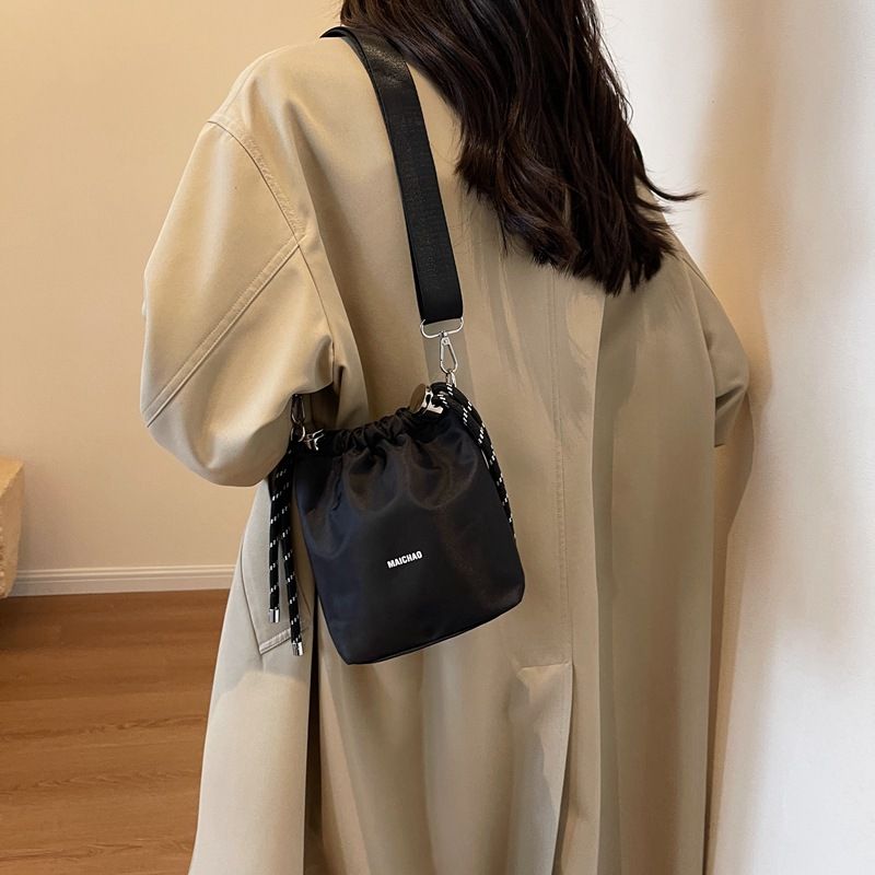 Canvas für Damen, Herbst 2025, neues modisches Nischendesign, Umhängetasche mit einer Schulter, stilvolle High-End-Beuteltasche_voghion.com