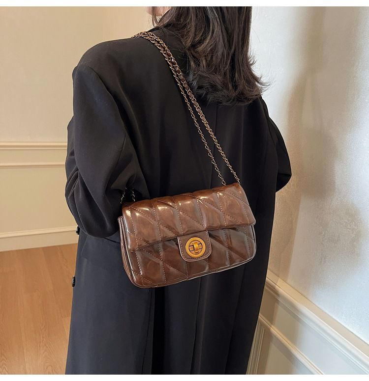 Modische Achseltasche aus Ölwachsleder für Damen 2024 Neue High-End-Nischen-Umhängetasche mit einer Schulter und vielseitiger Textur_voghion.com