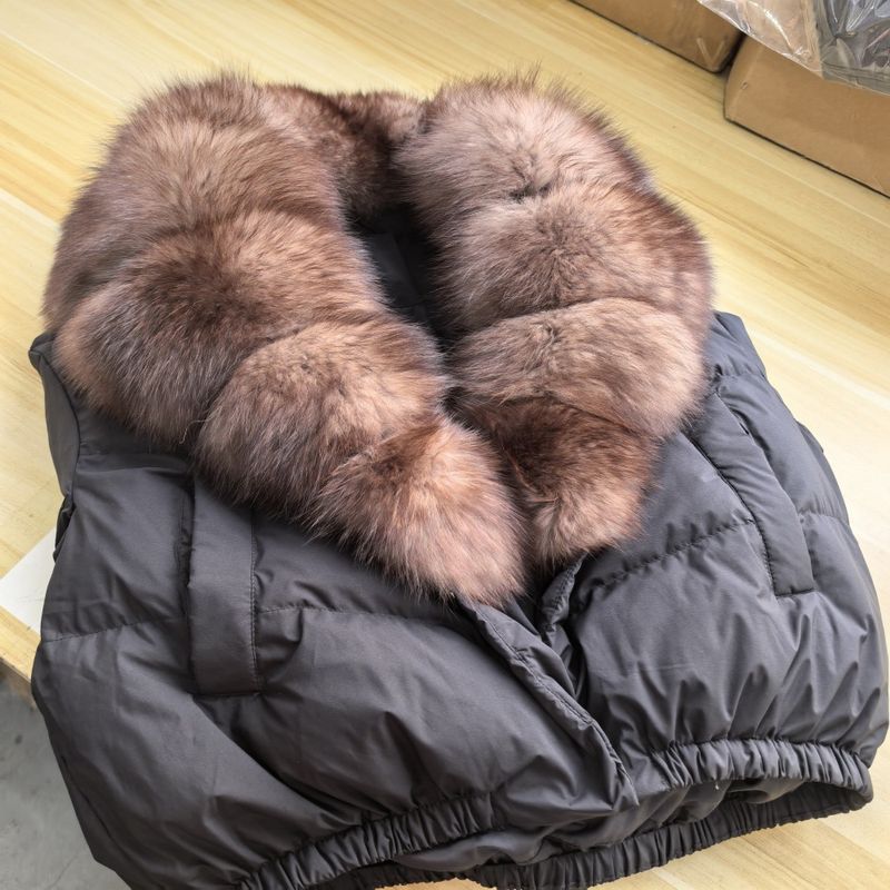 Piumino corto da donna con collo oversize in pelliccia di volpe - Cappotto invernale alla moda con piumino d'anatra bianca, pelliccia staccabile, vestibilità ampia, vari colori_voghion.com