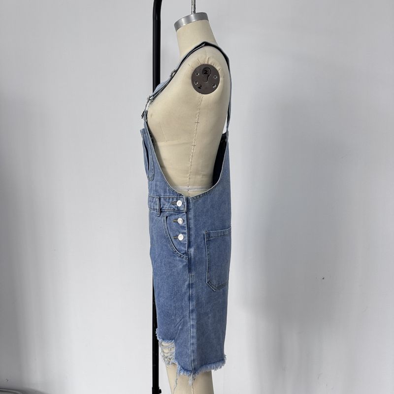Ropa informal de moda para hombre: pantalones cortos vaqueros rotos con tirantes_voghion.com