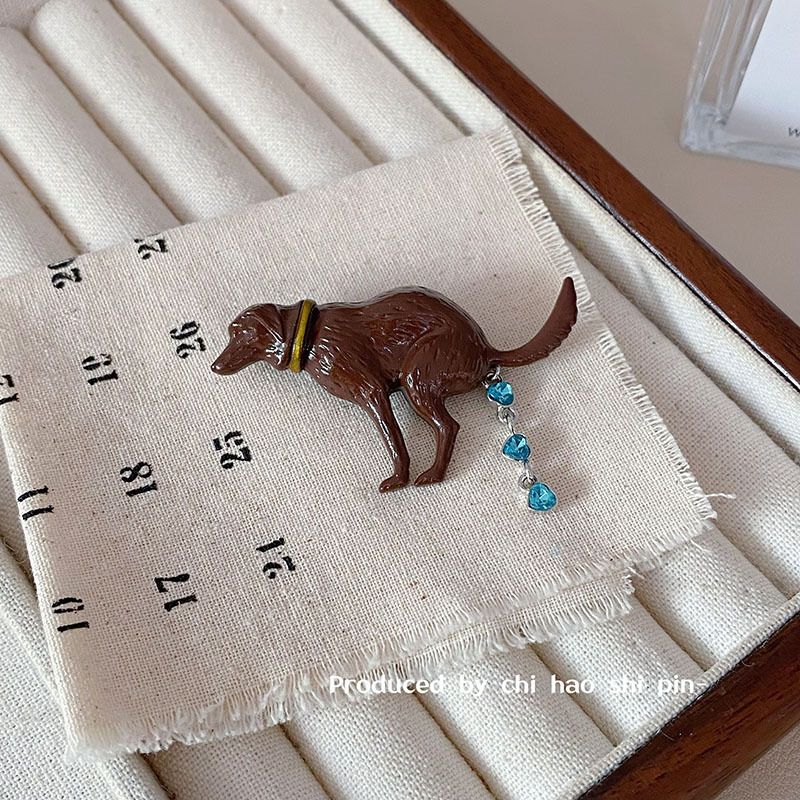 Spilla a forma di cuore con strass, sciarpa e maglione, con cucciolo bizzarro e dal design unico e divertente, a forma di cane che fa la cacca._voghion.com