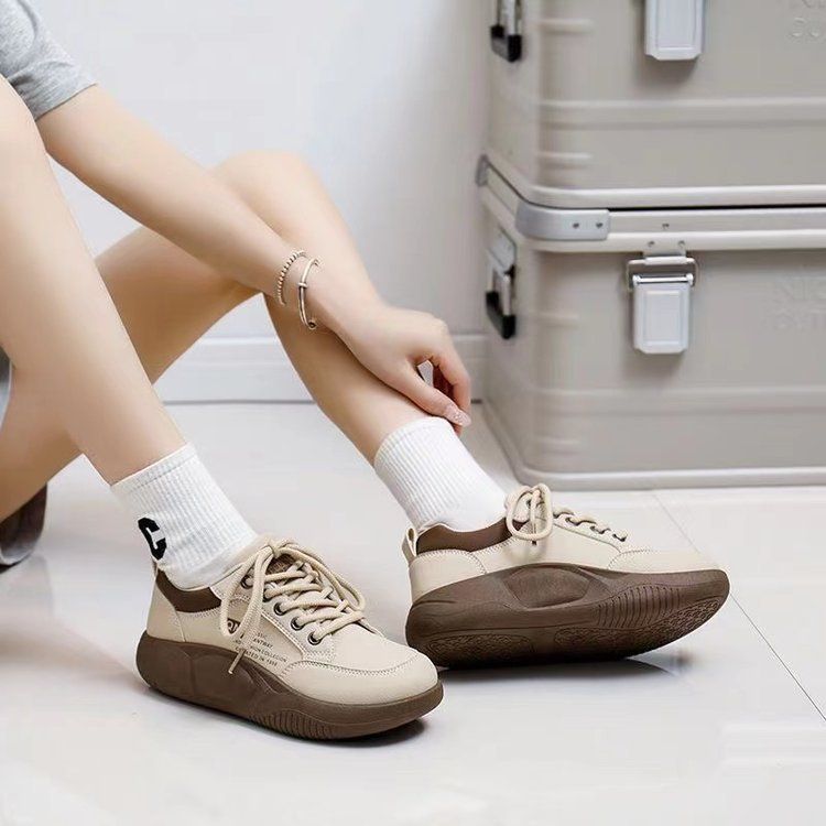Scarpe sportive in pelle con suola spessa per donna autunno 2024, con suola in spugna che dà la sensazione di calpestare la cacca. Queste scarpe sono_voghion.com