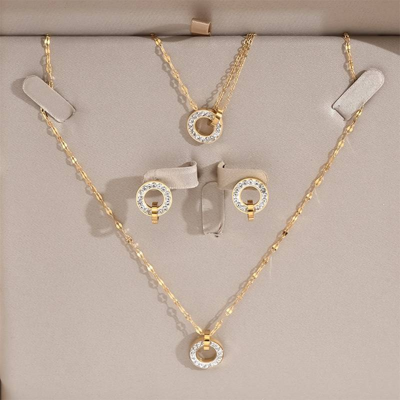 Gioielli da donna, anello geometrico con diamanti, orecchini abbinati, bracciale in acciaio al titanio, collana con catena portafortuna, gioielli versatili_voghion.com