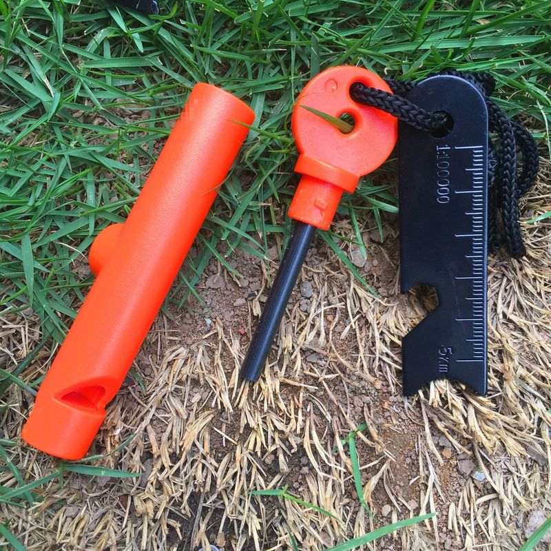 5-in-1-Überlebenspfeife mit Feuerstarter, Kompass und Vogelruf – Notfall-Outdoor-Tool für Camping, Wandern und Abenteuer (Schwarz/Rot/Orange)_voghion.com
