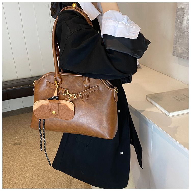 Retro Oil Wax Leather Shoulder Underarm Bag 2025 New Fashionable Large Capacity Handheld Tote Bag_voghion.com