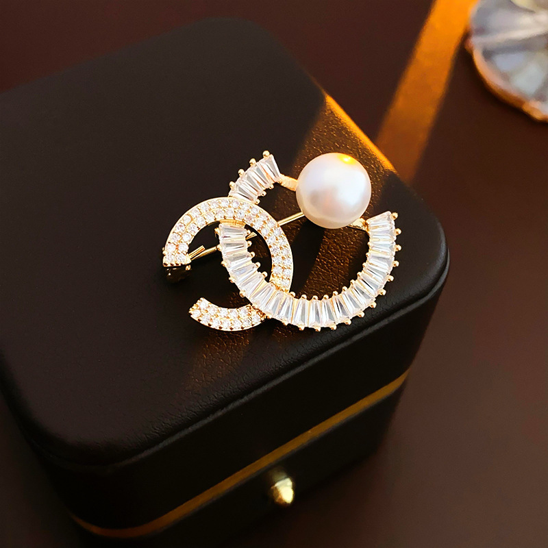Designer-Brosche mit vergoldeten Zirkon-Doppel-C-Perlen, leichte, luxuriöse, hochwertige Anstecknadel, exquisite Modeaccessoires_voghion.com