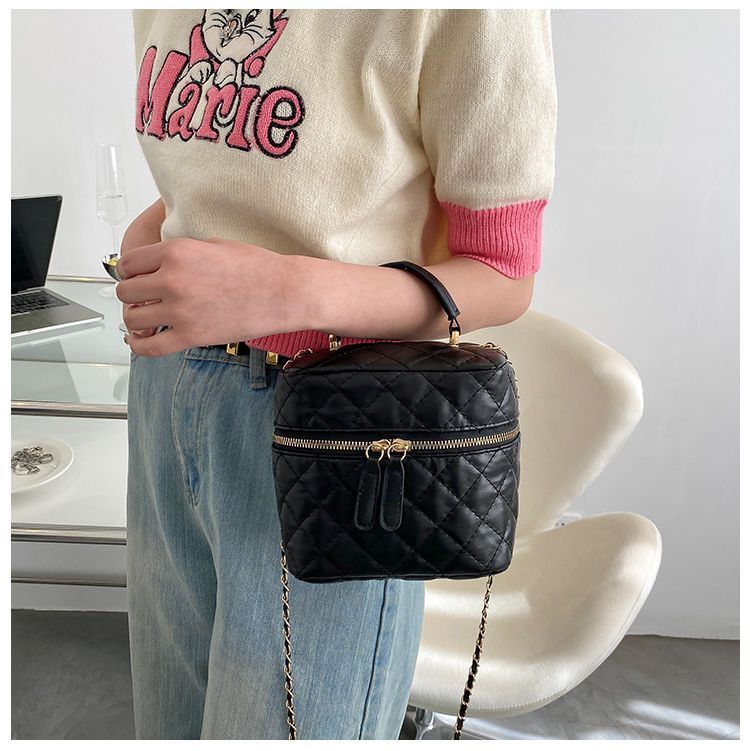 Kleine goldene Kugel Vielseitiges Instagram-Kreuz für Frauen 2024 Neue trendige Mode Handheld Diamond Grid Chain Nische_voghion.com