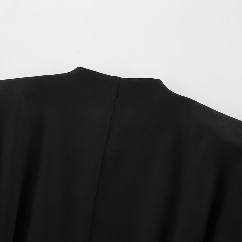 Elegante blazer nero su misura per donna - Giacca da ufficio slim fit con scollo a V e design che stringe la vita_voghion.com