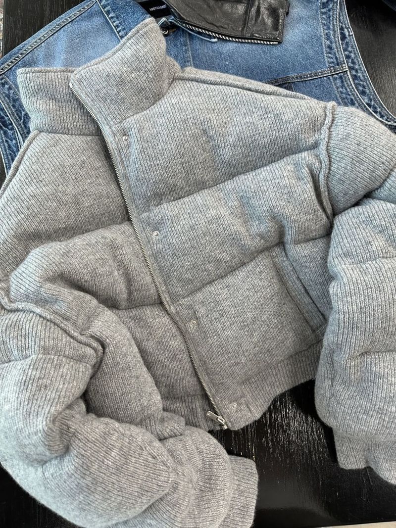 Korte gewatteerde jas voor dames - Wintergrijze fleecejas, opstaande kraag, slanke pasvorm met prinsessenmouwen_voghion.com