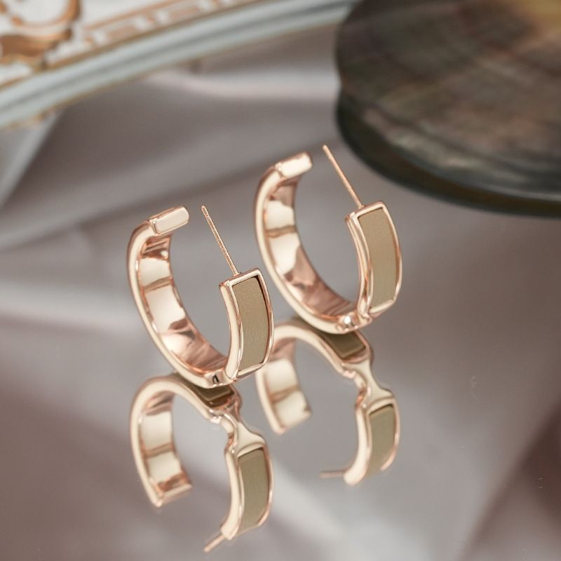 New Champagne Color C-Shaped Leather Hoop Artistic Temperament Earrings High-End Exaggerated Design Ear Jewelry_voghion.com