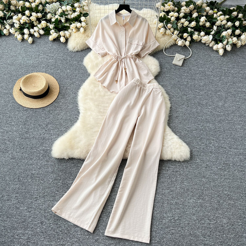 Completo da donna in due pezzi con vita allacciata e versatile camicia a maniche corte con vita alta e pantaloni dritti e aderenti a gamba larga_voghion.com