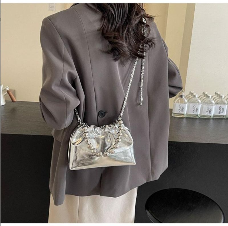 Borsa a secchiello piccola in morbida pelle argentata da donna, autunno e inverno 2025_voghion.com