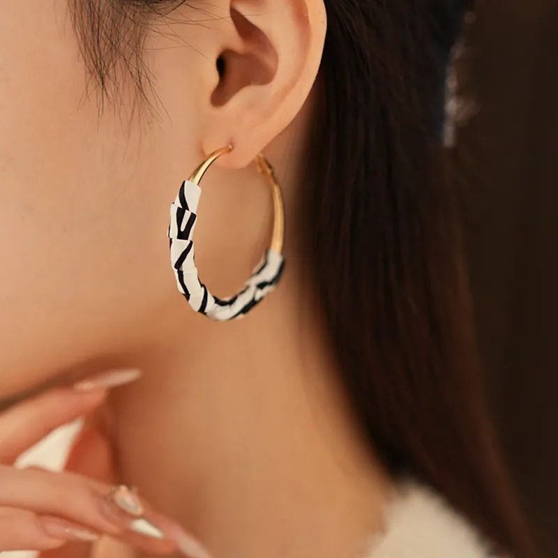 Autumn And Winter Pleated Artificial Leather Circle Oval Silver Needle Fashionable Geometric Temperament High-end Earrings For Women_voghion.com