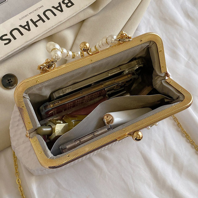 2023 Borse a tracolla di minoranza francese da donna di lusso Borse a tracolla in oro Moda Catena di perle Clip di conchiglia Piccola borsa Eveing Clutch_voghion.com
