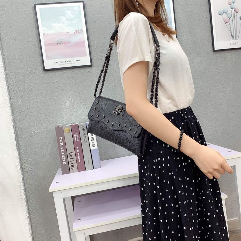 Skull Clutch Bag - Punk Chain Crossbody Purse (Classic Buckle Studded Detailing Mini Size Black/Gold Versatile Shoulder & Handheld)_voghion.com