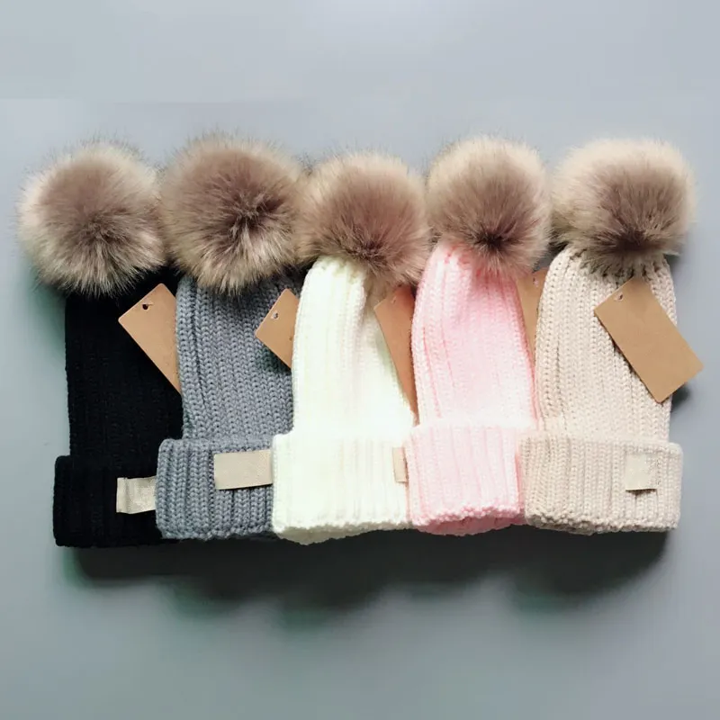 Lüks Kürk Ponponlu Çocuk Şapkası Moda Kış Şapkaları Çocuklar İçin Şapkalar Bebek Düz Renk Tasarımcı Örgü Bereler yetişkin boyutu ve çocuk boyutu Çıkarılabilir ponpon_voghion.com